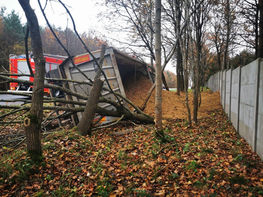 Wypadek w Krzywopłotach koło Karlina. Naczepa znalazła się w...