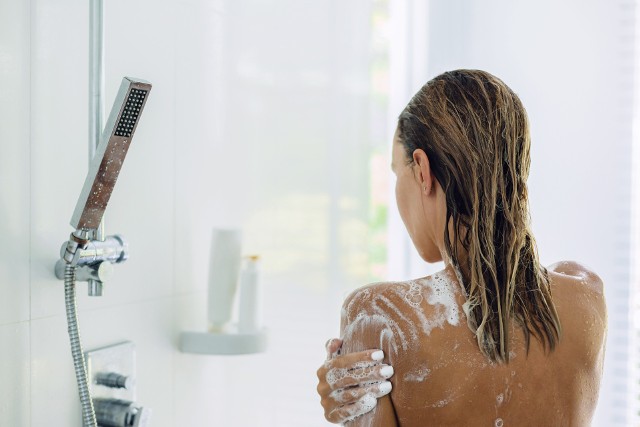 Myjemy się codziennie i każdy z nas wie, jak to robić. Jednak niektóre nawyki mogą szkodzić skórze. Warto zweryfikować swoje „prysznicowe” przyzwyczajenia.