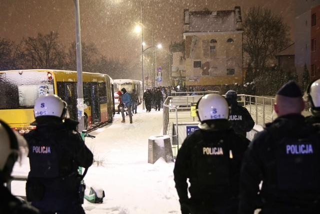 Kibice Lecha Poznań pociągiem przyjechali na mecz z Koroną Kielce.