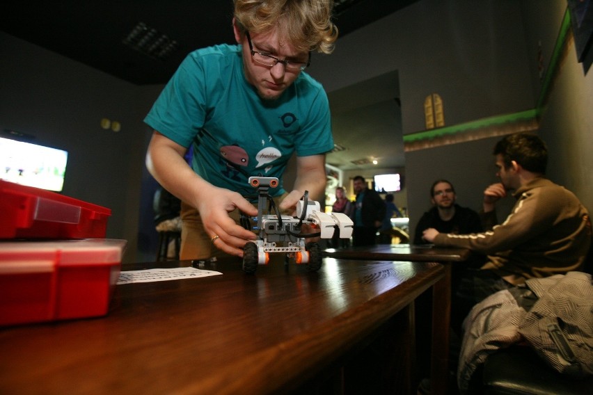 Lego Mindstorms Battle w pubie Cybermachina w Katowicach