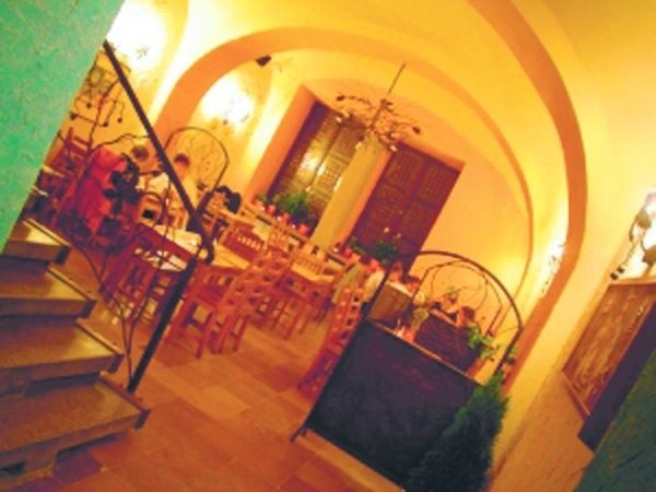 Tak wygląda wnętrze jednej z pierwszych restauracji Gruzińskie Chaczapuri w Polsce. Działa w centrum krakowskiej starówki, przy ulicy Floriańskiej 26.  Jest jedną z pięciu w Polsce.