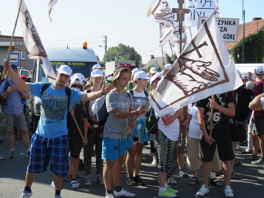 Gliwicka Piesza Pielgrzymka na Jasną Górę 2015: Pielgrzymi wyruszyli z Tworoga [ZDJĘCIA, WIDEO]