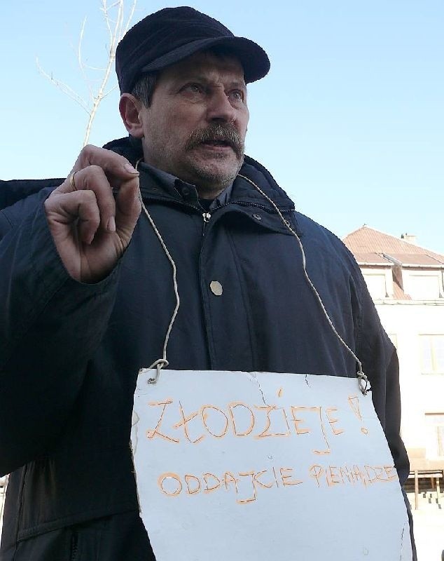 Robert Szafraniec stał w poniedziałek pod urzędem gminy w Szydłowie. Domaga się, aby zapłacono mu za pracę, którą jak mówi wykonał solidnie i rzetetelnie.
