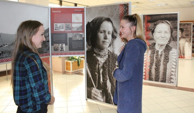 Twórca wystawy: Jan A. Choroszy (Instytut Filologii Polskiej Uniwersytetu Wrocławskiego). Koncepcja plastyczna i aranżacja: Konrad Górniak. Wystawa była dotychczas prezentowana w ośmiu miejscach.