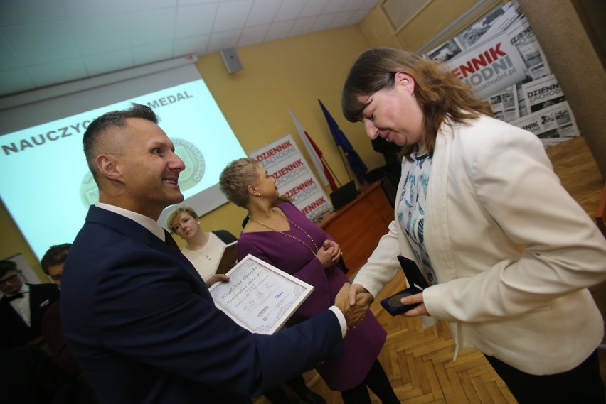 Oto laureaci tytułu „Nauczyciel na medal”. Wręczyliśmy nagrody zwycięzcom plebiscytu DZ [ZDJĘCIA]