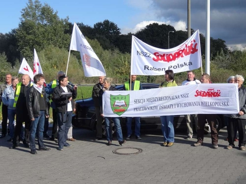 Pikieta przed poznańskim sklepem sieci Lidl