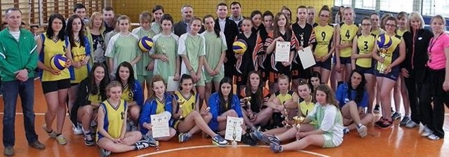 Pamiątkowe zdjęcie uczestniczek turnieju siatkówki w Pińczowie i jego organizatorów. 
