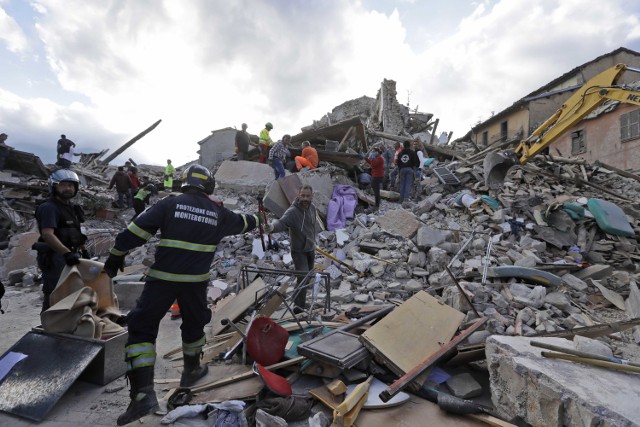 Skutki potwornego trzęsienia ziemi we Włoszech. Ratownicy górniczy z Bytomia sa gotowi do wyjazdu, aby pomóc w odkopywaniu ludzi spod gruzów.