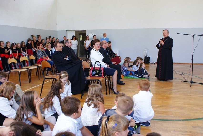 Biskup Henryk Tomasik odwiedził szkołę w Lubieni, odprawił...