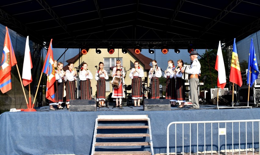 Młodzi muzycy z Mołdawii odwiedzili powiat staszowski. Wystąpili w Szydłowie i w Smerdynie [ZDJĘCIA]