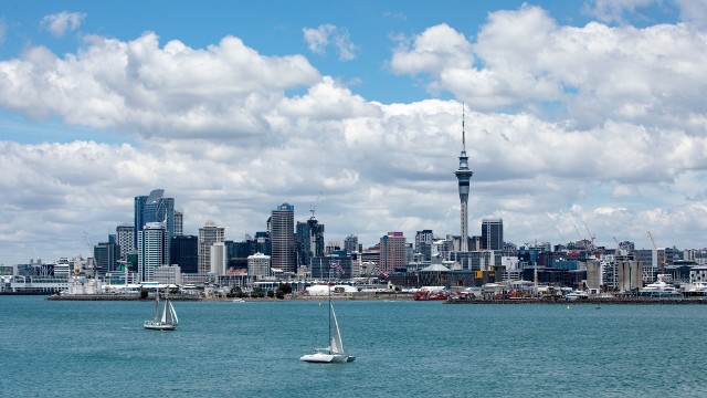 Nowa Zelandia: obostrzenia COVID zwiększone przez omikron. Loty turystyczne na Nową Zelandię możliwe od 30 kwietnia 2022.Auckland pozostaje strefą odizolowaną od reszty kraju i panują to odmienne obostrzenia. Miasto stało się centrum zachorowań na wariant delta koronawirusa w 2021 r.