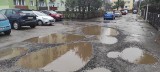 Ulica Szara pełna dziur zalanych deszczówką. ZDMiKP uspokaja - nie zapominamy o ulicach gruntowych!