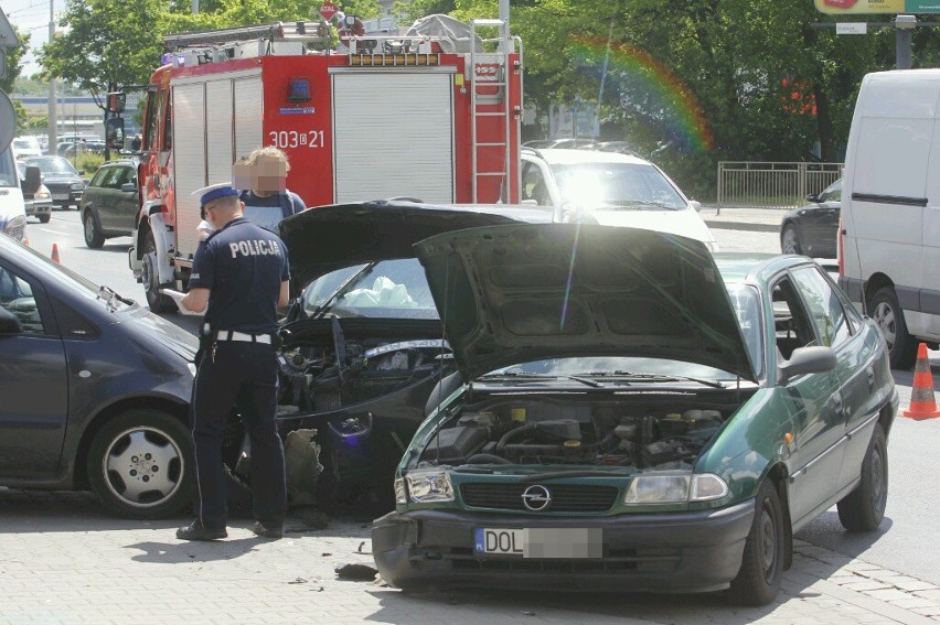 Wypadek na Krakowskiej. Zderzenie trzech aut. Ulica zablokowana (ZDJĘCIA)