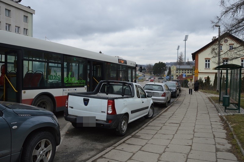 Nowy Sącz. Szpital się rozbudowuje, a pacjent parkuje w błocie [ZDJĘCIA]