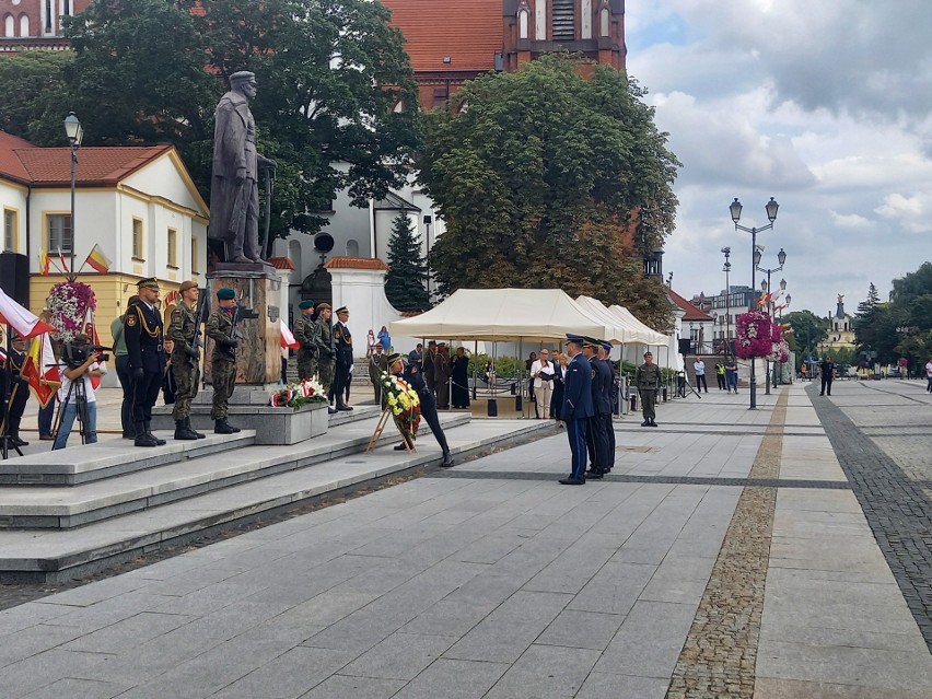 Obchody 102. rocznicy Bitwy Białostockiej. Pod pomnikiem Józefa Piłsudskiego odbyło się uroczyste złożenie kwiatów (zdjęcia)