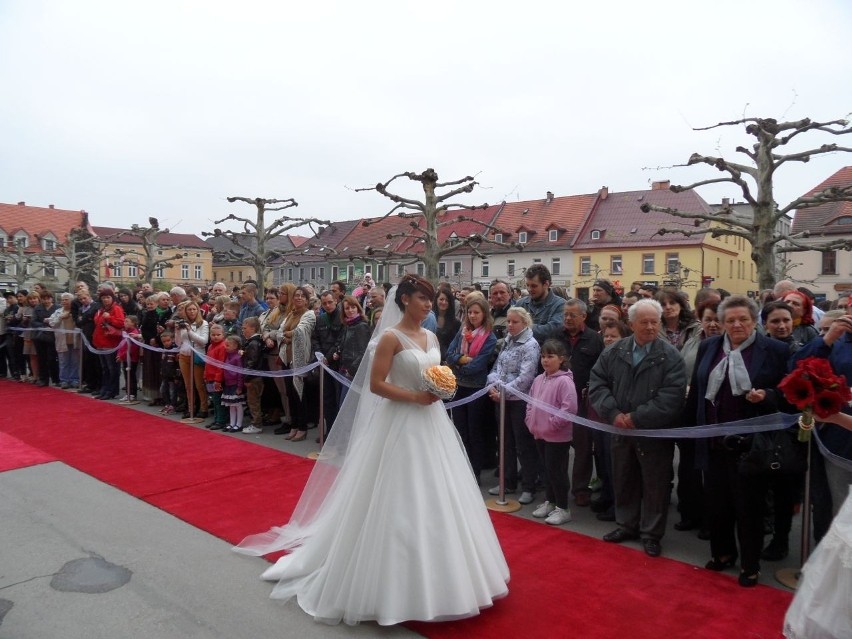 Pokaz mody ślubnej na rynku w Pszczynie [ZDJĘCIA]