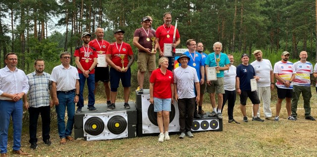 W mistrzostwach Polski wzięli udział łucznicy z 14 klubów.