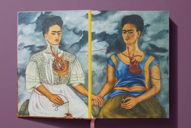 Urodzona w 1907 roku Kahlo była postacią ze wszech miar barwną. Jej życie, poważnie naznaczone bólem fizycznym (doznała ciężkiego wypadku komunikacyjnego) i emocjonalnym, zaowocowało twórczością, która do dziś inspiruje twórców na całym świecie.