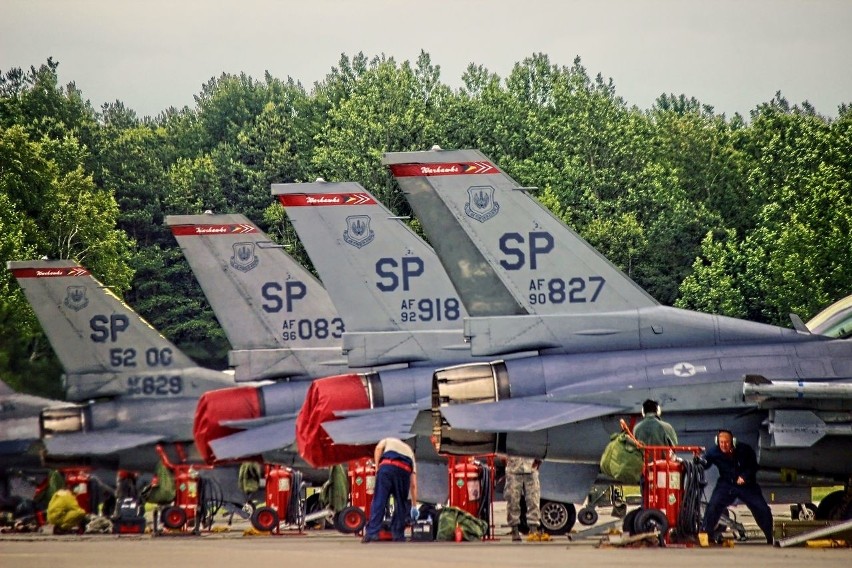 Piloci F16 ćwiczyli w Łasku. Latali polskimi i amerykańskim F16 [ZDJĘCIA, FILM]