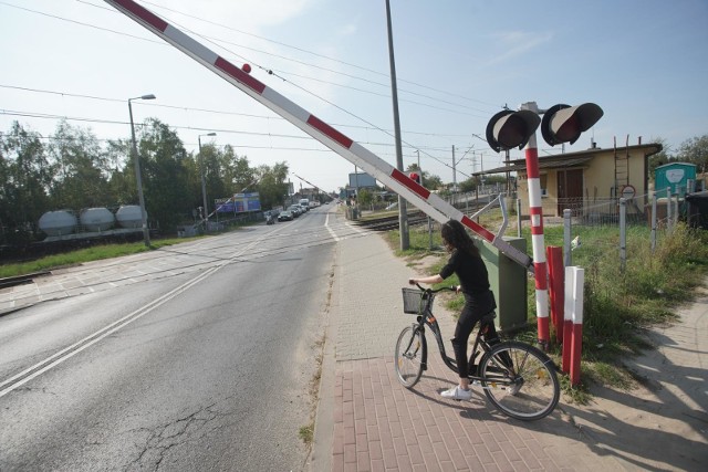 Przejazd zamykany jest średnio co kwadrans, dziennie przez stację Poznań Junikowo przejeżdża 135 pociągów.