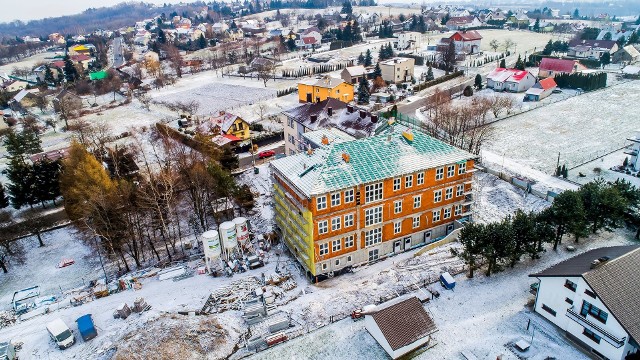 Nowa część Szkoły Podstawowej w Mietniowie jest już przykryta dachem. Trwają prace wewnątrz budynku. Rozbudowa podstawówki pochłonie prawie 6,5 mln zł. Inwestycję finansuje gmina Wieliczka