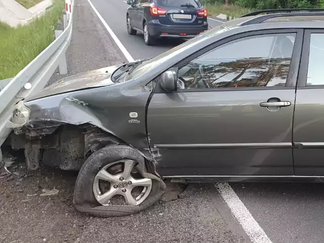 Przód toyoty został całkowicie rozbity...