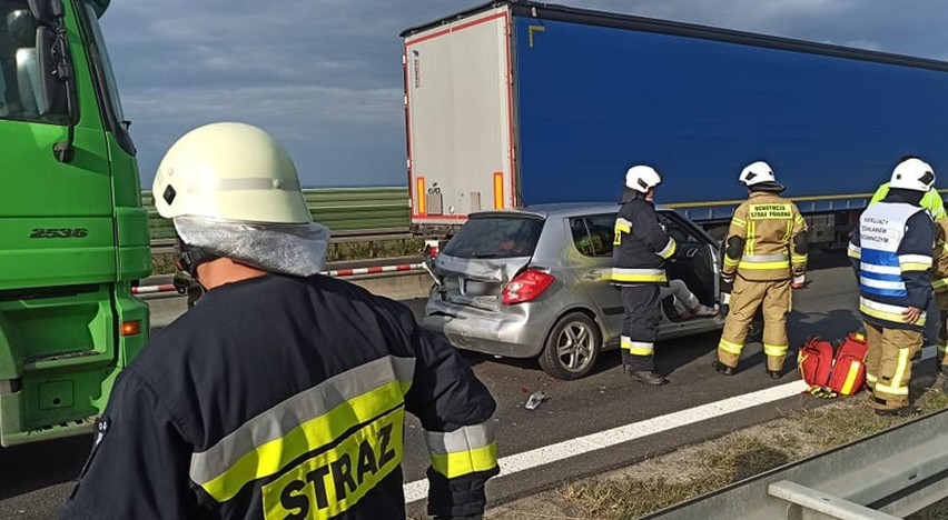 Kierowca ciężarówki staranował trzy inne samochody. Był...