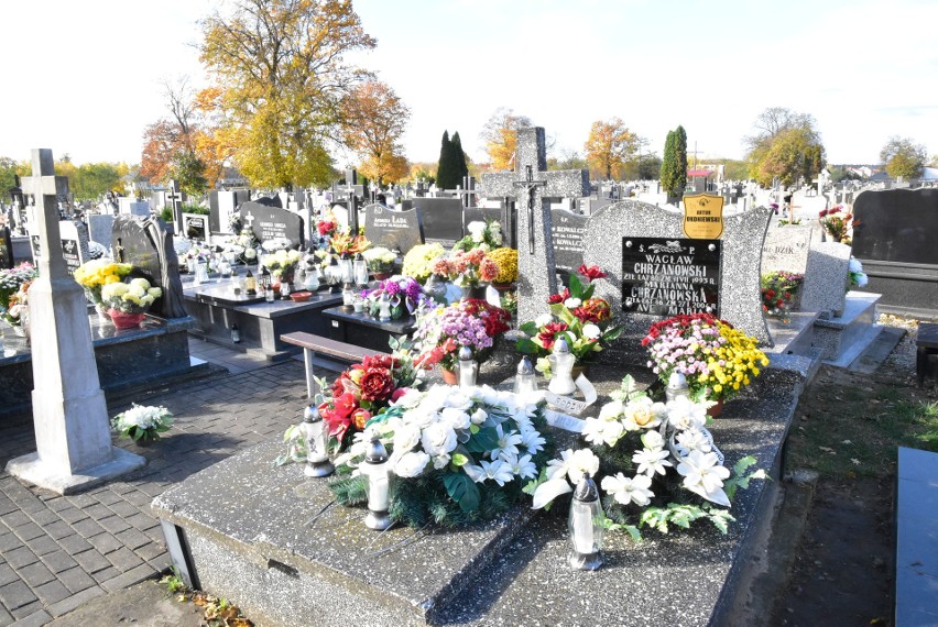 Wszystkich Świętych na cmentarzu w Krasnosielcu: zaduma i modlitwa za dusze zmarłych