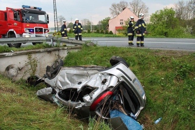 Tak wyglądał opel po zderzeniu z betonowym przepustem w Olszowej. Jadąca nim 28-letnia kobieta nie miała szansy przeżyć.