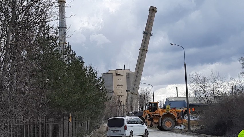 Wyburzanie jednego z kominów w Cementowni Małogoszcz. To...