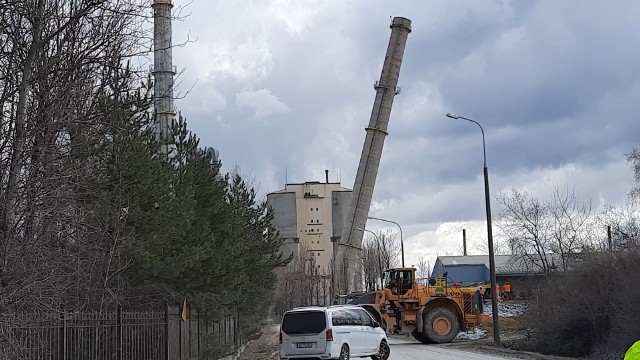 Wyburzanie jednego z kominów w Cementowni Małogoszcz. To ważny element trwającej modernizacji zakładu.