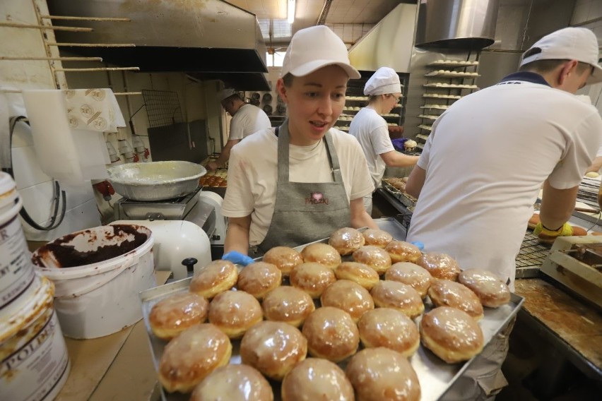 Tłusty czwartek 2023. W cukierniach w Łodzi zaczęło się wielkie smażenie pączków na tłusty czwartek. Jak powstają pączki dla łodzian? 