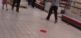 Tajemnicze czerwone kropki w markecie Carrefour w Radomiu. Czemu służą? Zaskakująca odpowiedź