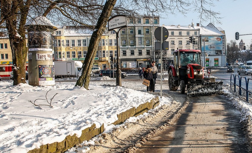 10.01.2017 gdansk ,  odsniezanie chodnika w miescie fot....