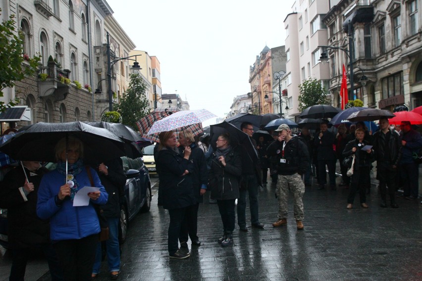 Manifestanci przeszli ul. Piotrkowską spod siedziby PiS-u do...