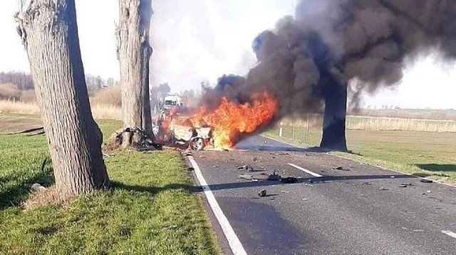 Samochód po uderzeniu w drzewo stanął w płomieniach.