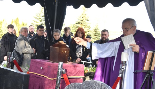 Jan Makowiecki spoczął na cmentarzu przy ul. Nakielskiej w Szubinie. Ceremonię pogrzebową poprowadził ks. kan. Tadeusz Lesiński