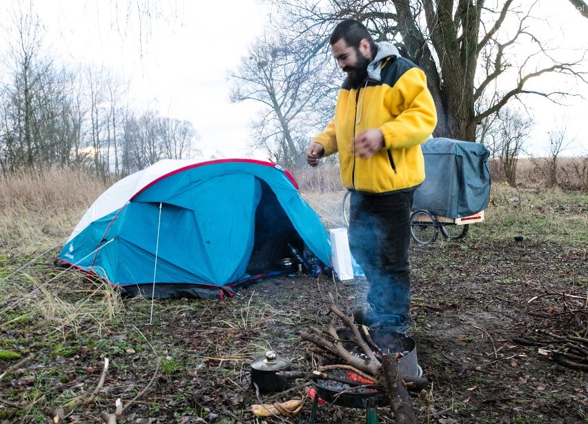 Irańczyk Amir wędruje ze swoim psem po świecie. Święta spędził w naszym regionie [ZDJĘCIA]