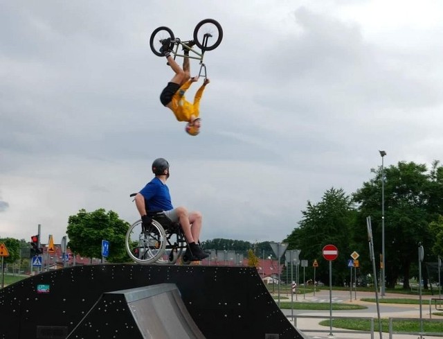 Żeby zebrać pieniądze potrzebne na rehabilitację, Kamil Kuczawski nagrał film z mistrzem MTB i BMX, Dawidem Godźkiem. 