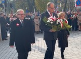 Święto Niepodległości 2023 w Radomsku. Kwiaty pod tablicą marszałka Józefa Piłsudskiego. ZDJĘCIA