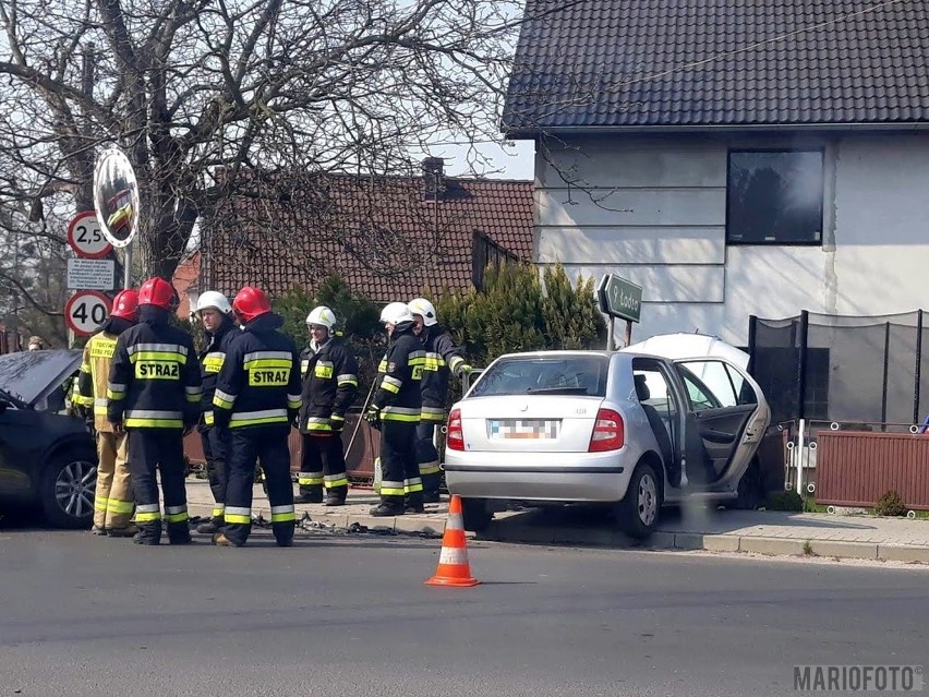 Zderzenie dwóch samochodów osobowych w Popielowie, jedna osoba została ranna