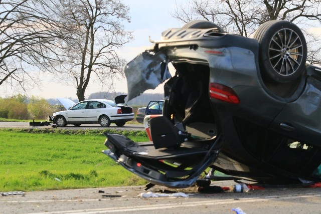 Wypadek na drodze Wrocław - Strzelin. Auto dachowało