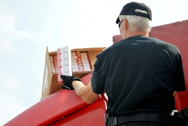 Kolejny przemytnik wpadł również w Budzisku. W owiewce kabiny polskiego tira funkcjonariusze znaleźli 3 200 paczek papierosów z białoruskimi znakami akcyzy.