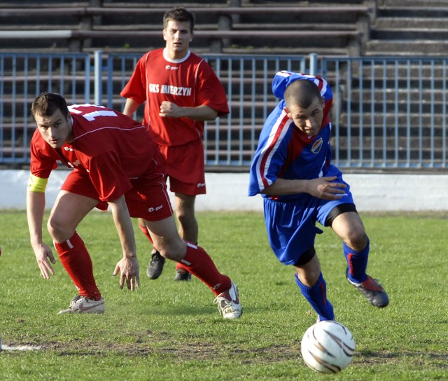 Do piłki startują: Tomasz Michalczyszyn (Arkonia, z prawej) oraz Paweł Cymanowski (GKS, z lewej).