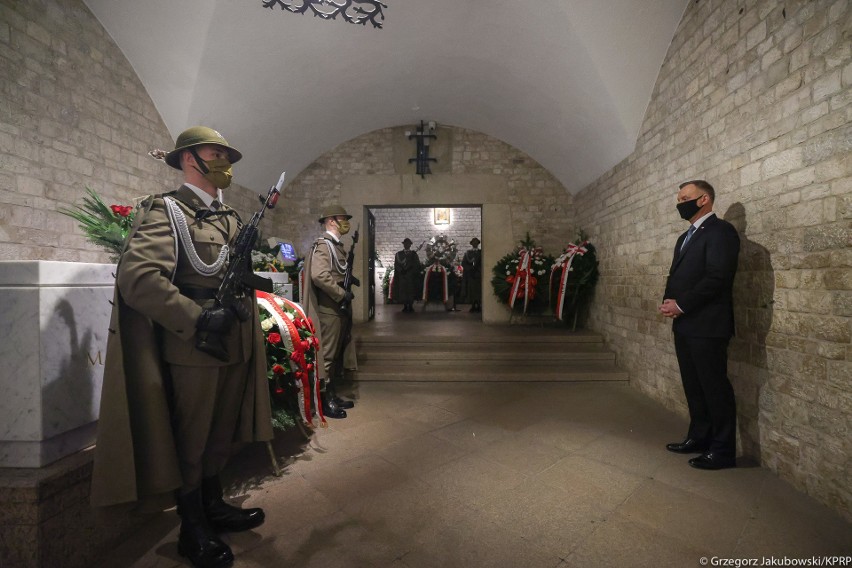 Jak tłumaczył, obecność wszystkich osób "w rządowym...