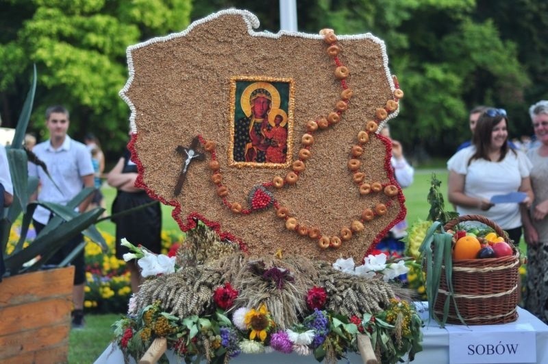 Wspaniałe dożynkowe święto w Tarnobrzegu. Wieńce były imponujące!  (zdjęcia) 