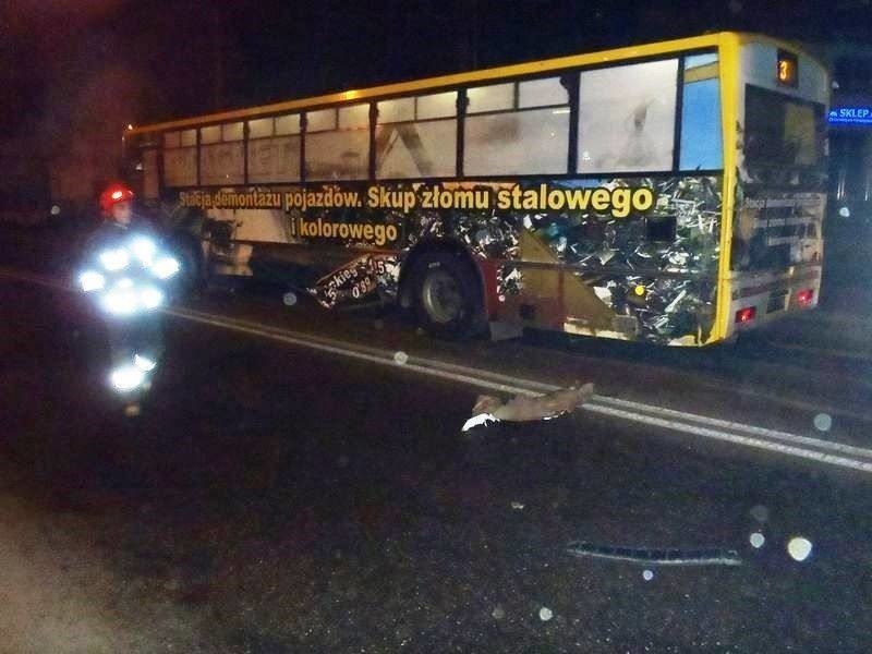 Nowy Sącz. Zderzenie autobusu z osobówką. Do szpitala trafiła kobieta w ciąży