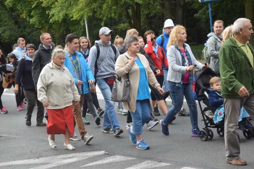 Zawierciańska Piesza Pielgrzymka idzie na Jasną Górę ZDJĘCIA