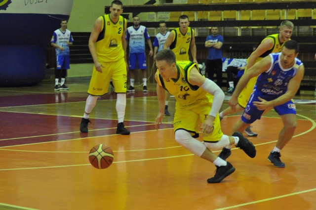 Koszykarze Siarki Tarnobrzeg (w żółtych koszulkach) ponieśli wyjazdową porażkę w Bydgoszczy.