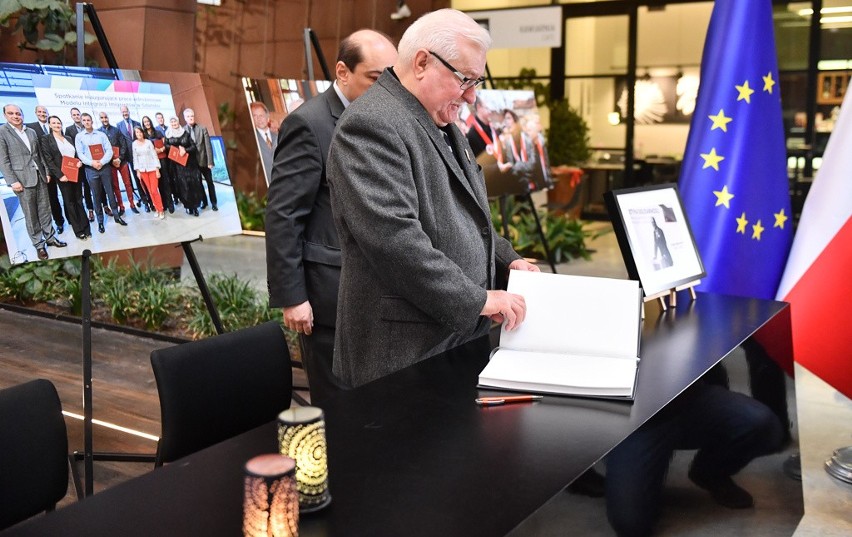 Mieszkańcy Gdańska żegnają prezydenta Pawła Adamowicza. Lech Wałęsa wpisuje się do księgi kondolencyjnej wyłożonej w ECS [zdjęcia]